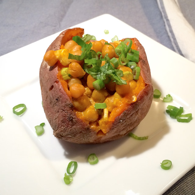Read more about the article Baked Sweet Potatoes with Coconut Curry Chickpeas