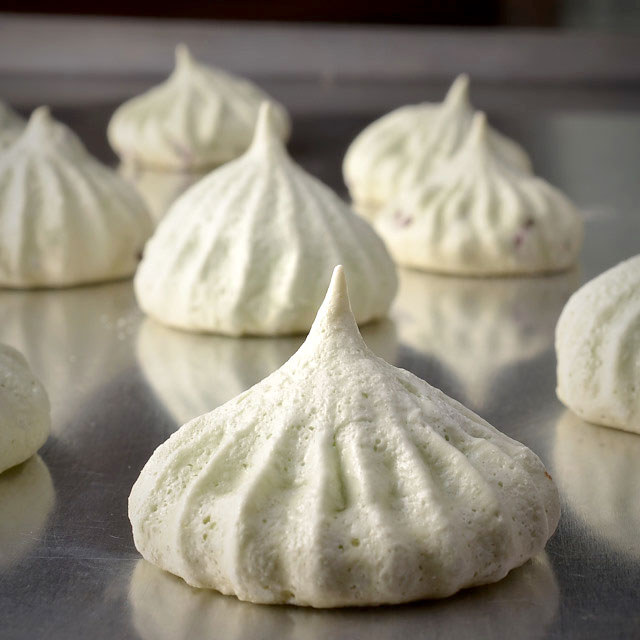 Read more about the article Mint Chocolate Chip Meringues