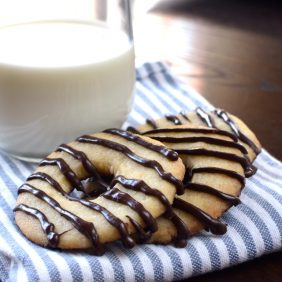 Read more about the article Fudge-Striped Shortbread Cookies