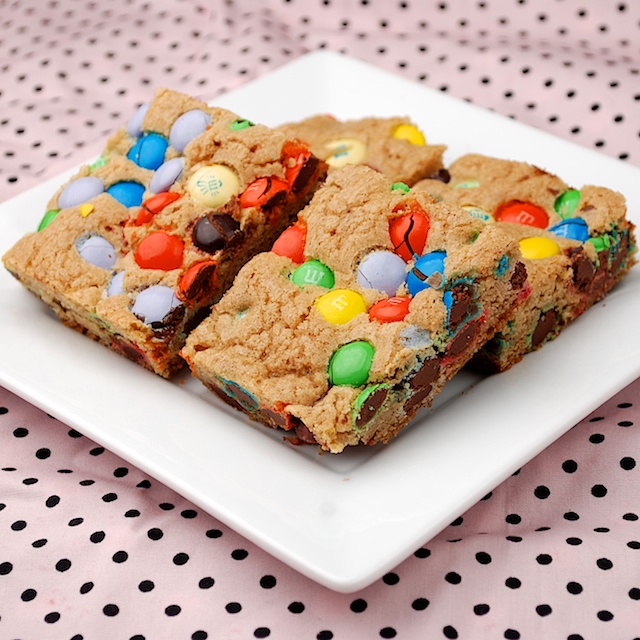 Read more about the article M&M’s Cookie Bars