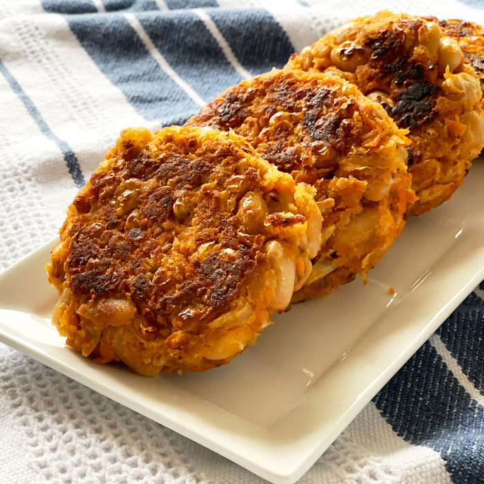 Read more about the article Carrot and White Bean Burgers