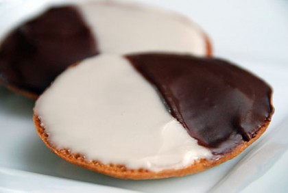 Read more about the article Black and White Cookies