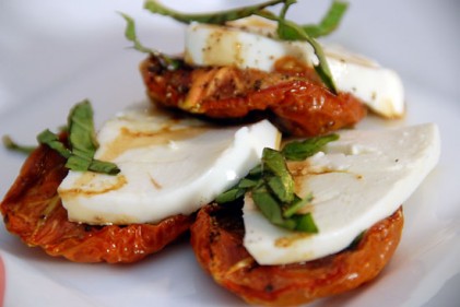 Read more about the article Roasted Tomato Caprese Salad