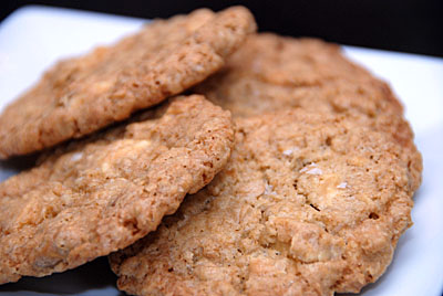 Read more about the article Crispy Salted Oatmeal White Chocolate Cookies