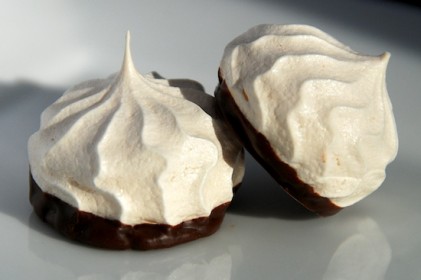 Read more about the article Chocolate Dipped Meringue Cookies