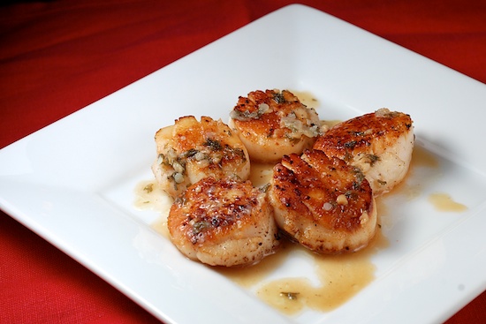 Read more about the article Pan-Seared Sea Scallops in White Wine Sauce