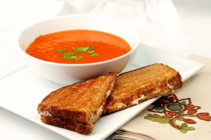 Read more about the article Roasted Red Pepper and Tomato Soup with Smoky Caprese Panini