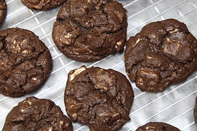 Read more about the article Chocolate White Chocolate Chunk Cookies